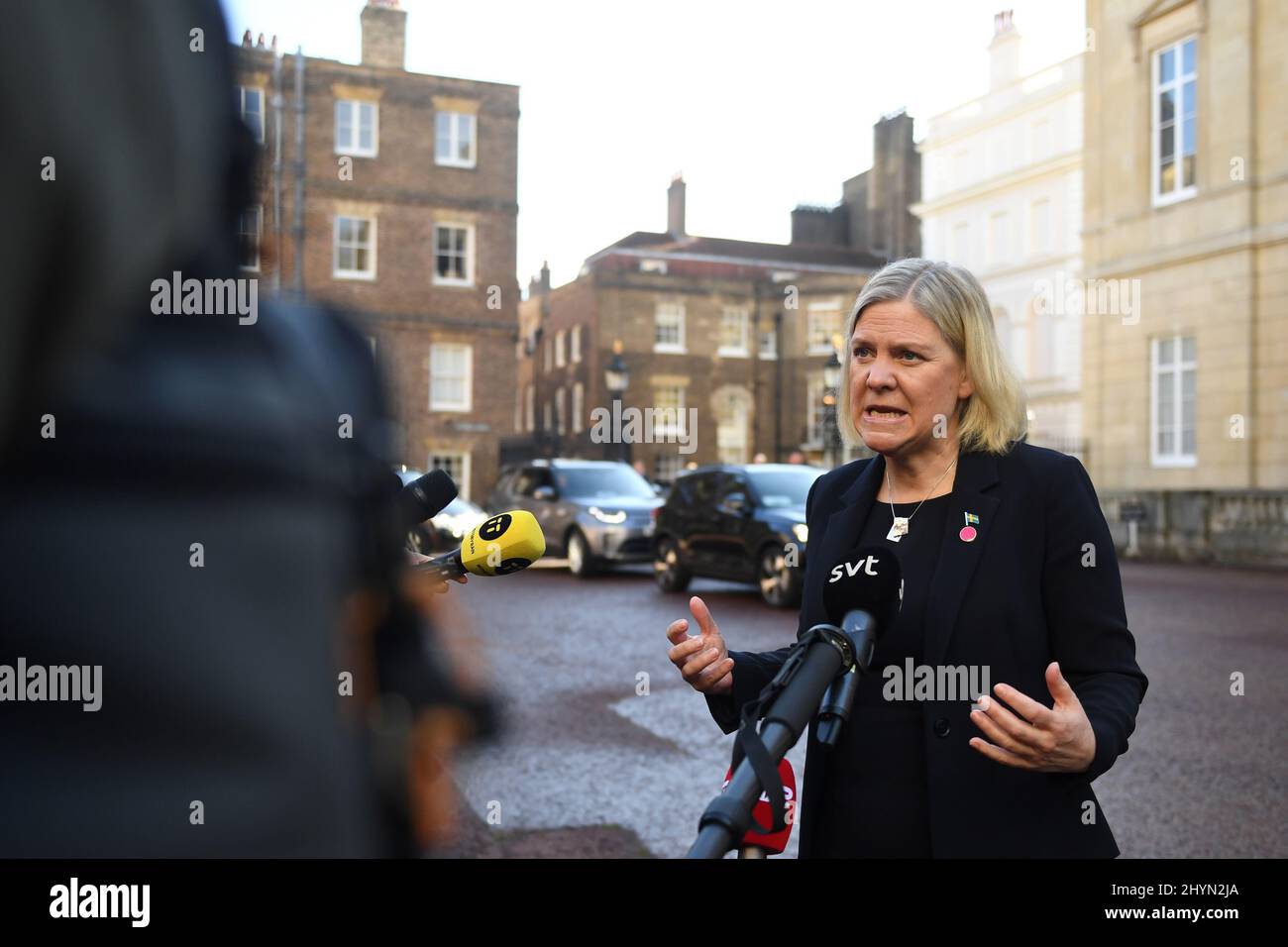 Schwedens Premierministerin Magdalena Andersson spricht mit den Medien, als sie im Lancaster House in London ankommt, um an einem Gipfel der Joint Expeditionary Force (JEF) teilzunehmen. Bilddatum: Dienstag, 15. März 2022. Stockfoto