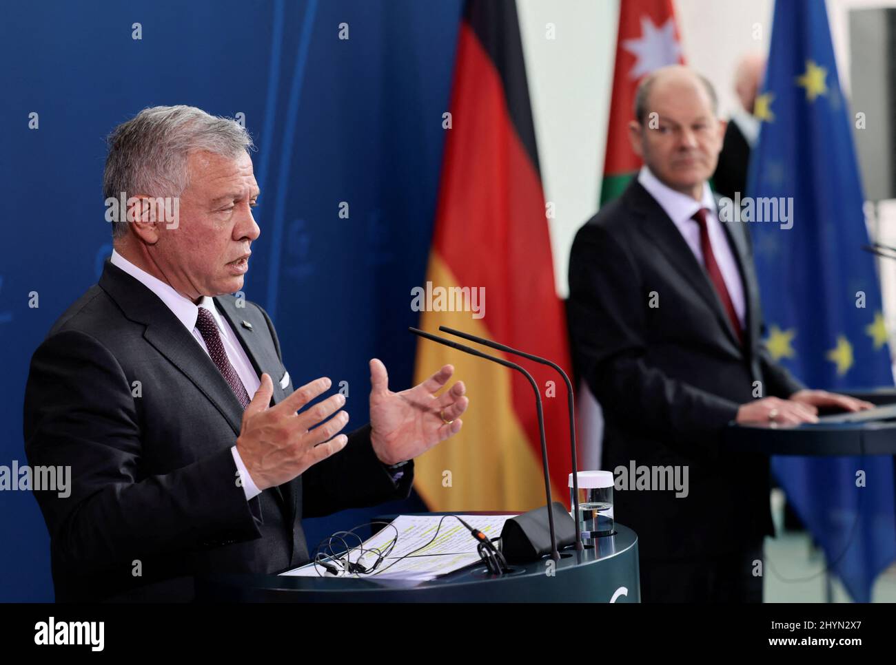 Berlin, Deutschland. 15. März 2022. Bundeskanzler Olaf Scholz (SPD) und Abdullah II. Ibn Al-Hussein (l), König von Jordanien, bei einer Pressekonferenz nach ihren Gesprächen im Bundeskanzleramt. Quelle: Hannibal Hanschke/Reuters/Pool/dpa/Alamy Live News Stockfoto