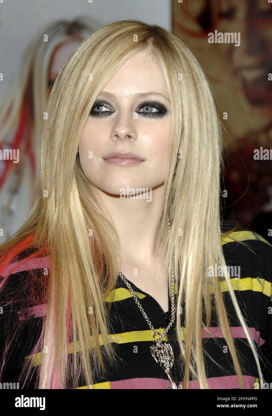 Avril Lavignes CD-Signing „The Best Damn Thing“ fand im Virgin Megastore in Hollywood statt. Bild: UK Press Stockfoto