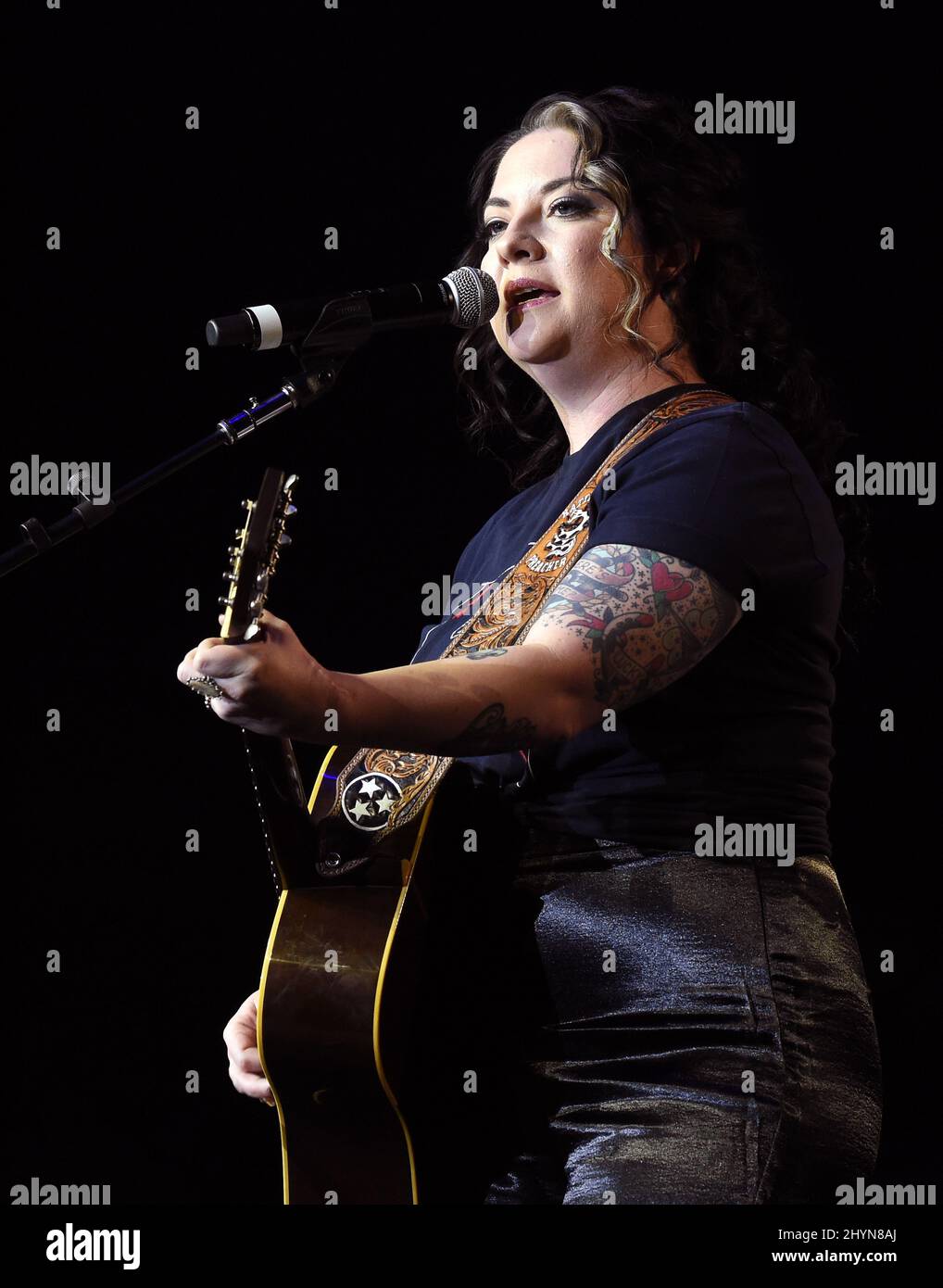 Ashley McBryde auf der Bühne beim Mittagessen von Warner Music Nashville während des Country Radio Seminars 2020 im Omni Nashville in Nashville, Tennessee Stockfoto