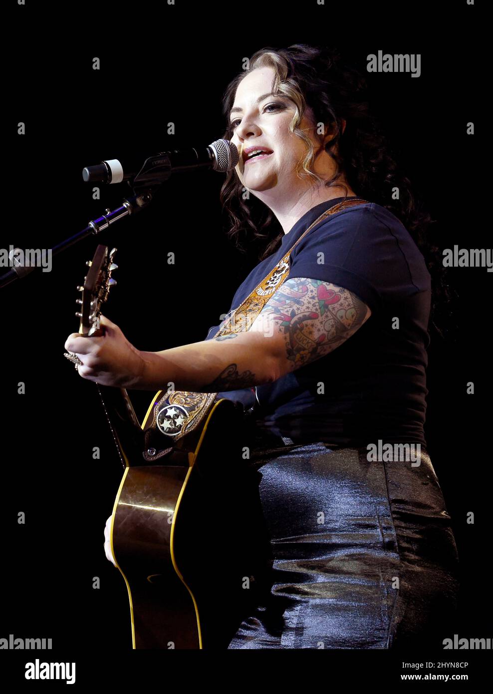 Ashley McBryde auf der Bühne beim Mittagessen von Warner Music Nashville während des Country Radio Seminars 2020 im Omni Nashville in Nashville, Tennessee Stockfoto