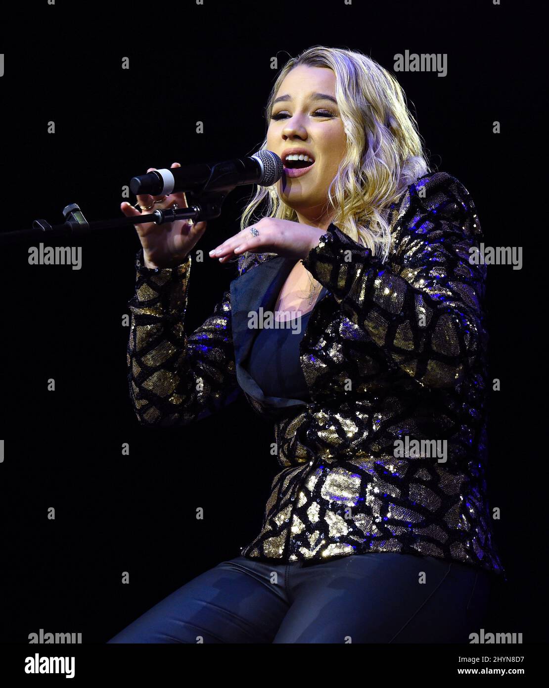 Gabby Barrett auf der Bühne beim Mittagessen von Warner Music Nashville während des Country Radio Seminars 2020 im Omni Nashville in Nashville, Tennessee Stockfoto