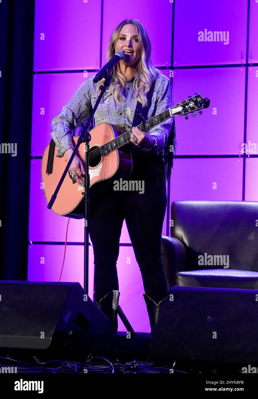 Miranda Lambert auf der Bühne des Panels „Ein Gespräch mit Miranda Lambert“ während des Country Radio Seminars 2020 im Omni Nashville in Nashville, Tennessee Stockfoto