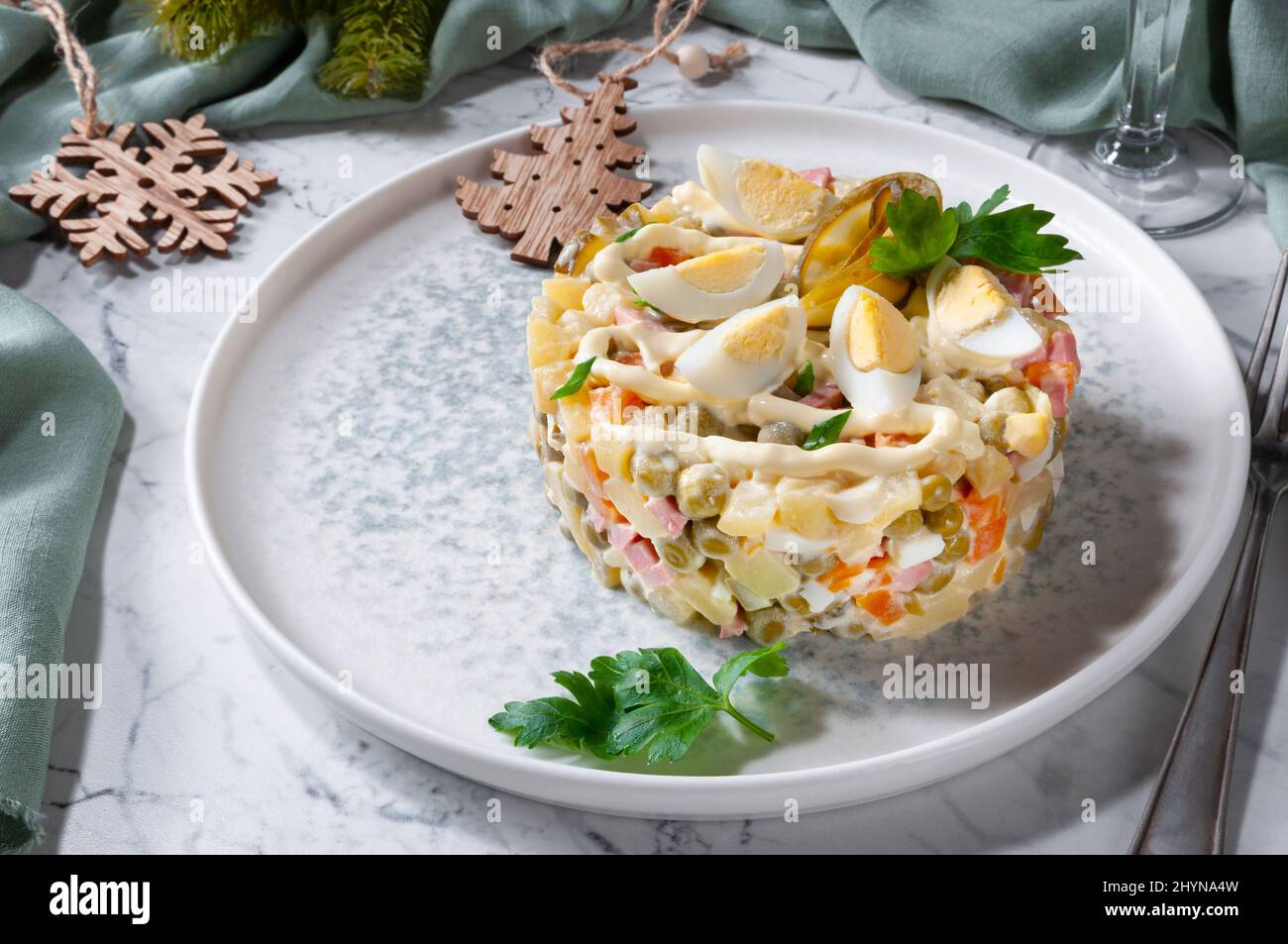 Neujahrssalat Olivier. Leckerer Salat, netter Service. Stockfoto