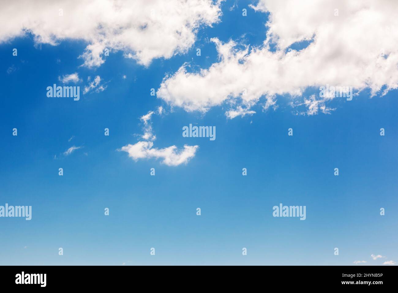 Flauschigen weißen Wolken, die in der fantastischen blauen Himmel. Stockfoto