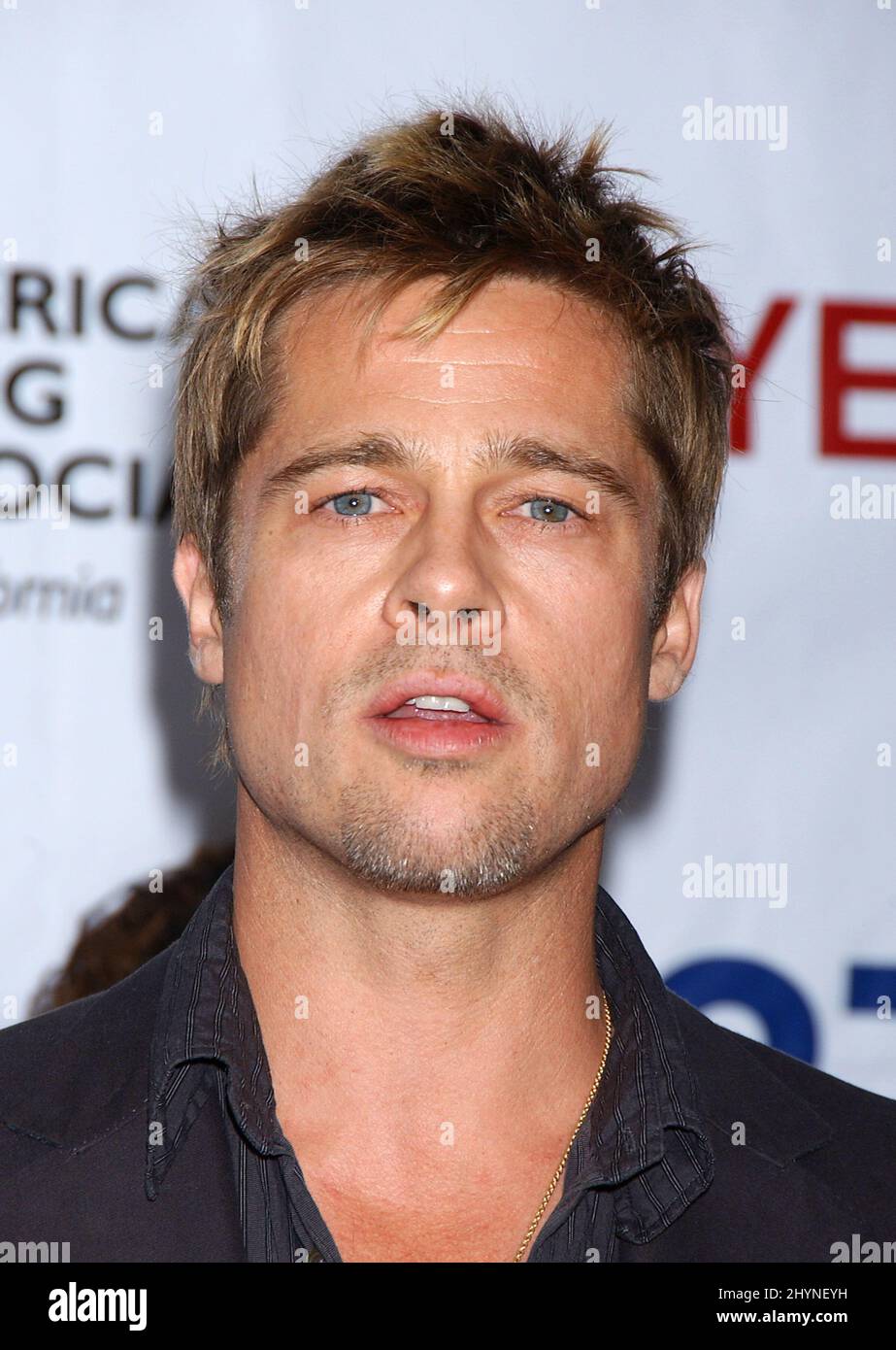 Brad Pitt wird in Los Angeles für Prop. 87 stimmen. Bild: UK Press Stockfoto