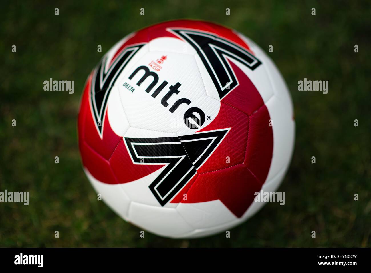 Gehrungsdreieck Max. Offizieller Emirates FA Cup Fußball. Stockfoto