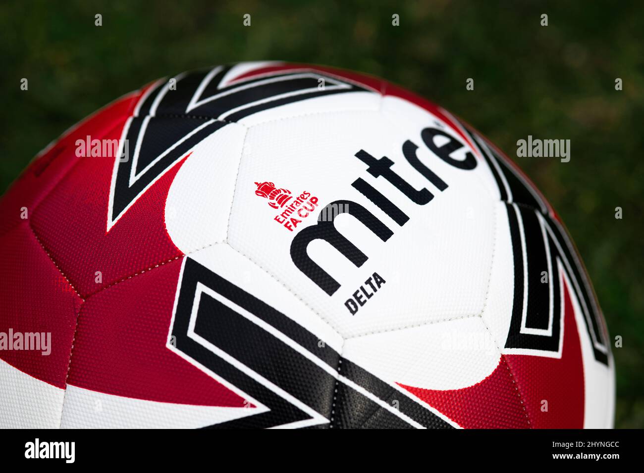 Gehrungsdreieck Max. Offizieller Emirates FA Cup Fußball. Stockfoto