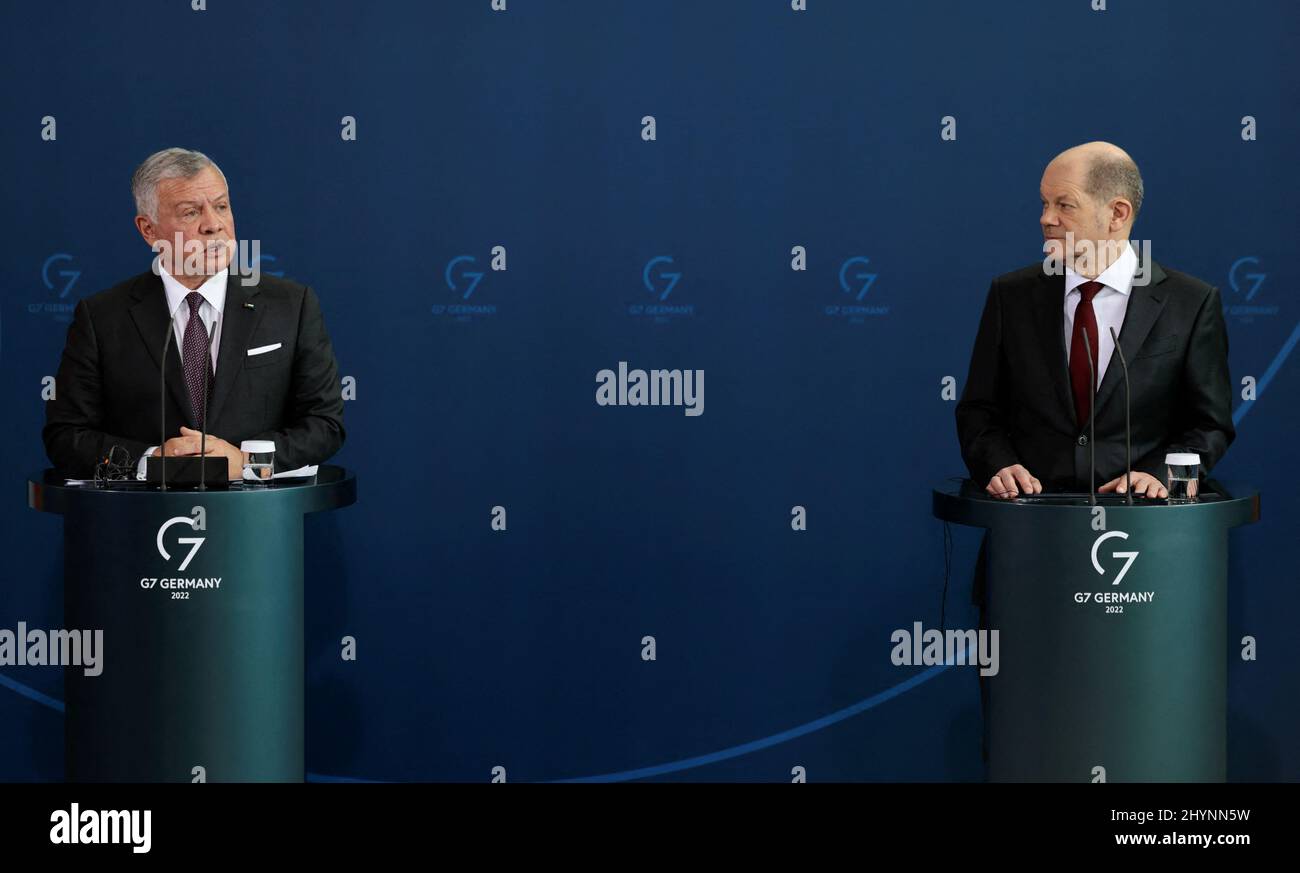 Berlin, Deutschland. 15. März 2022. Bundeskanzler Olaf Scholz (SPD) und Abdullah II. Ibn Al-Hussein (l), König von Jordanien, bei einer Pressekonferenz nach ihren Gesprächen im Bundeskanzleramt. Quelle: Hannibal Hanschke/Reuters/Pool/dpa/Alamy Live News Stockfoto