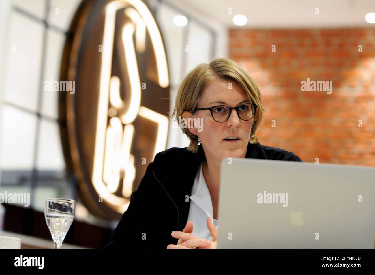 Gelsenkirchen, Deutschland. 15. März 2022. Fußball: 2. Bundesliga, FC Schalke 04, Bekanntgabe des Jahresabschlusses 2021. Christina Rühl-Hamers, CFO des Fußballvereins Schalke 04, sitzt in einem Raum in der Veltins Arena. (An dpa: 'Schalke macht einen Verlust von rund 18 Millionen Euro - Berg der Schulden sinkt') Quelle: Wolf von Dewitz/dpa/Alamy Live News Stockfoto