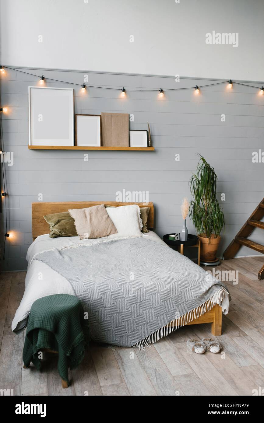 Regal über dem Bett im Schlafzimmer weiß Stockfotografie   Alamy