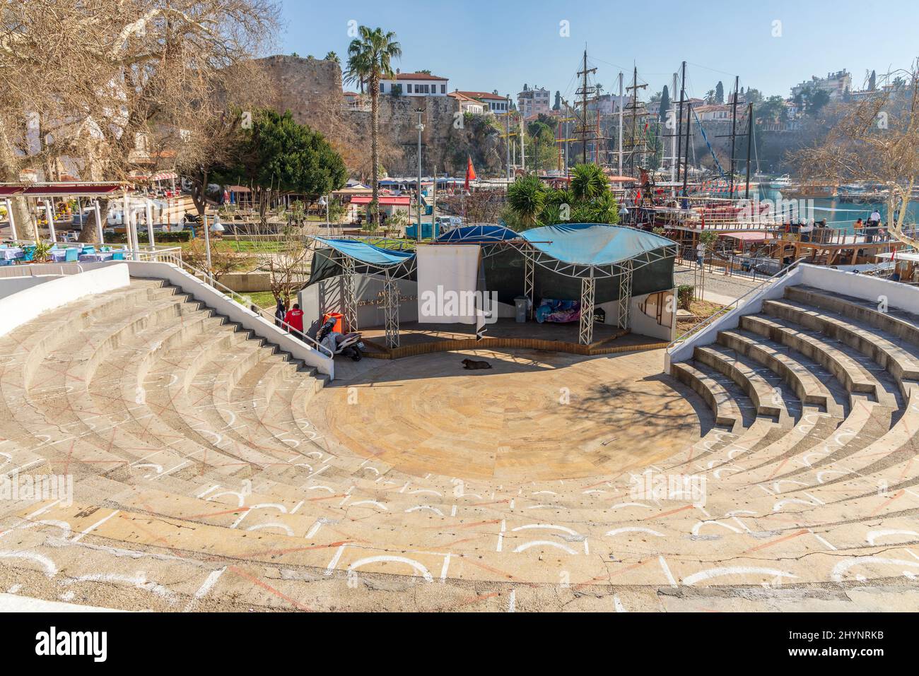 Kleines modernes Open-Air-Amphitheater im malerischen Hafen der Altstadt von Antalya, Türkei. Stockfoto