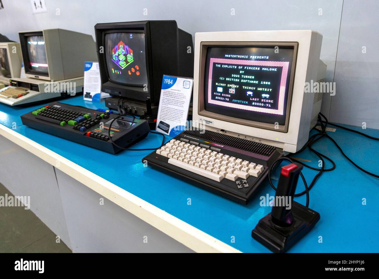Ein Commodore Plus 4 Retro-Computer auf dem Display im Center for Computing History, Cambridge, Großbritannien Stockfoto