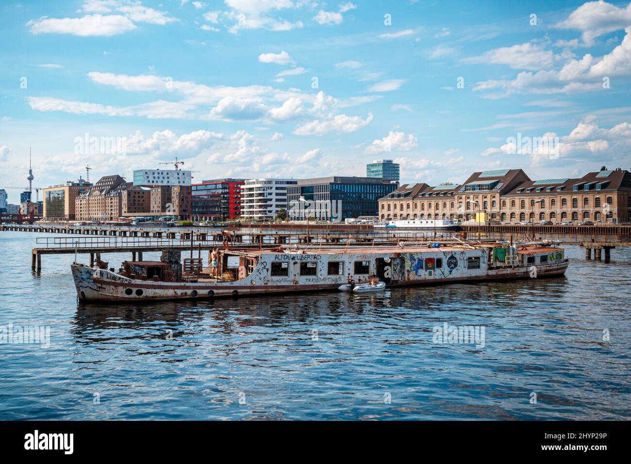 Altes schwimmendes Schiffswrack auf einem Fluss in der Stadt Stockfoto