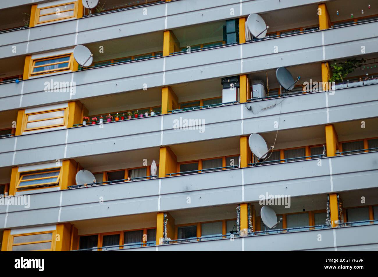 osteuropäischer Wohnblock mit gelben Anstiegen Stockfoto