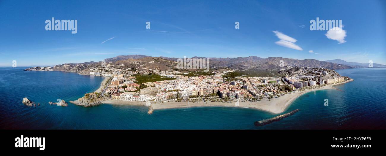 Luftpanorama der Küstenstadt Almuñécar, Granada. Blick auf den San Cristobal Beach, Peon del Santo und den Costa Tropical Beach. Sierran, Nevada Stockfoto