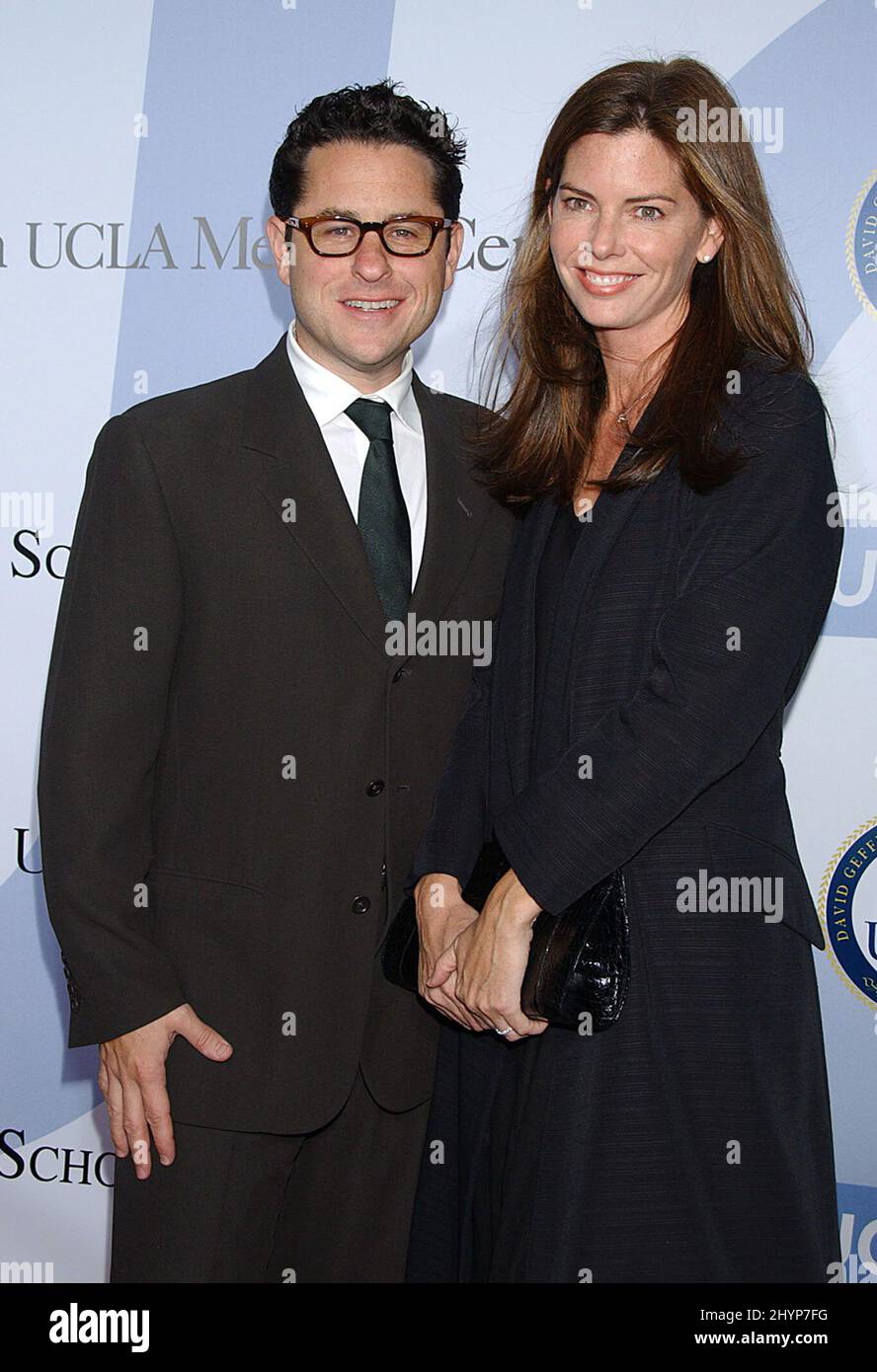 J.J. Abrams und seine Frau Katie nehmen an der Spendenaktion für den Millennium Ball 2006 im Ronald Reagan UCLA Medical Center, Kalifornien, Teil. Bild: UK Press Stockfoto