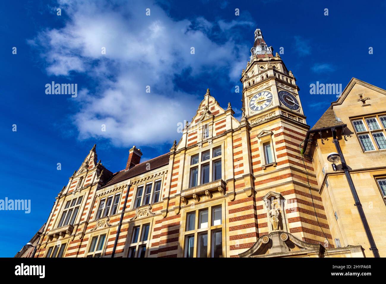 Im viktorianischen Stil des 19. Jahrhunderts wird das Gebäude der Bank (jetzt mit der Lloyds Bank) gefördert, das von Alfred Waterhouse, Cambridge, Großbritannien, entworfen wurde Stockfoto