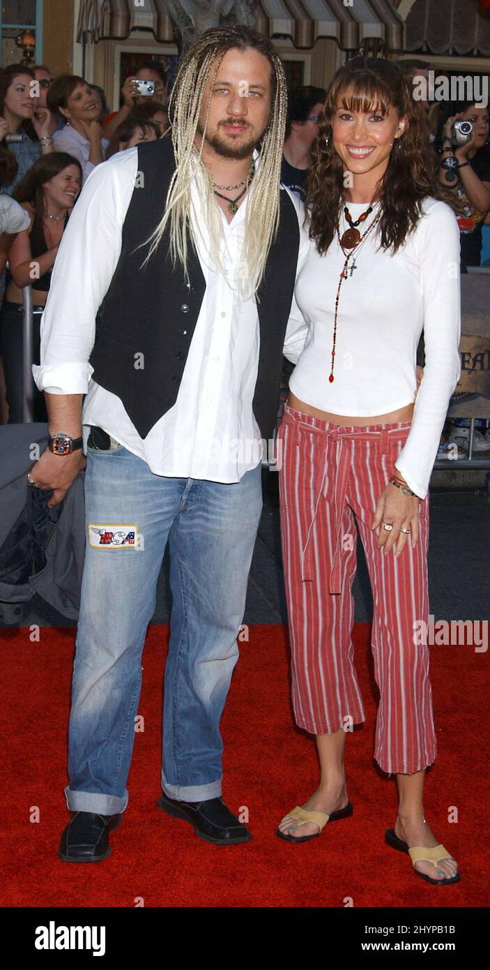 SHANNON ELIZABETH & JOE REITMAN BEI DER PREMIERE VON „PIRATES OF THE CARIBBEAN: THE CURSE OF THE BLACK PEARL“ IN DISNEYLAND, USA BILD: BRITISCHE PRESSE Stockfoto