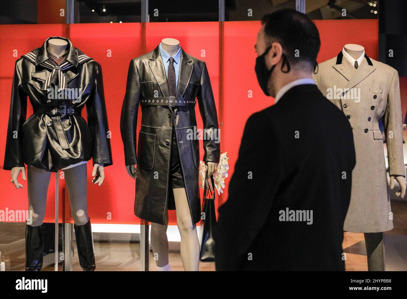 London, Großbritannien. 15. März 2022. EMBARGO bis 16. März, 00,01 Uhr GMT. Die Mitarbeiter sehen sich die Ausstellung „Hell for Leather“ an, eine Kollektion von Lederensembles, darunter von Dior Homme und Versace. Die neue Ausstellung der V&A „Moisting masculinities: The Art of Menswear“ präsentiert rund 100 Looks von legendären Designern und aufstrebenden Stars wie Harris Reed, Gucci, Grace Wales Bonner und Raf Simons sowie 100 Kunstwerke in einer Vielzahl von Medien. Kredit: Imageplotter/Alamy Live Nachrichten Stockfoto