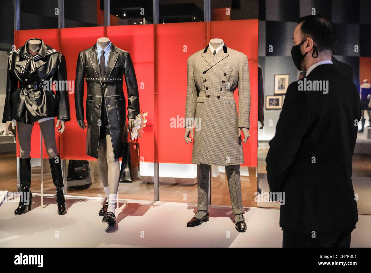 London, Großbritannien. 15. März 2022. EMBARGO bis 16. März, 00,01 Uhr GMT. Die Mitarbeiter sehen sich die Ausstellung „Hell for Leather“ an, eine Kollektion von Lederensembles, darunter von Dior Homme und Versace. Die neue Ausstellung der V&A „Moisting masculinities: The Art of Menswear“ präsentiert rund 100 Looks von legendären Designern und aufstrebenden Stars wie Harris Reed, Gucci, Grace Wales Bonner und Raf Simons sowie 100 Kunstwerke in einer Vielzahl von Medien. Kredit: Imageplotter/Alamy Live Nachrichten Stockfoto