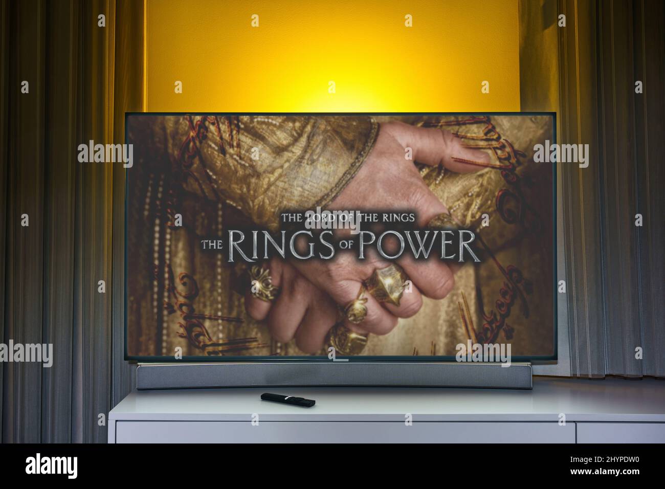 Fernsehserien auf dem Fernsehbildschirm der Herr der Ringe: Die Ringe der Macht Stockfoto