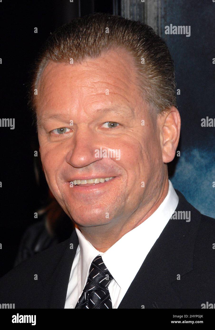 William Broyles, Jr., nimmt an der Premiere von „Flags of Our Fathers“ in Beverly Hills Teil. Bild: UK Press Stockfoto