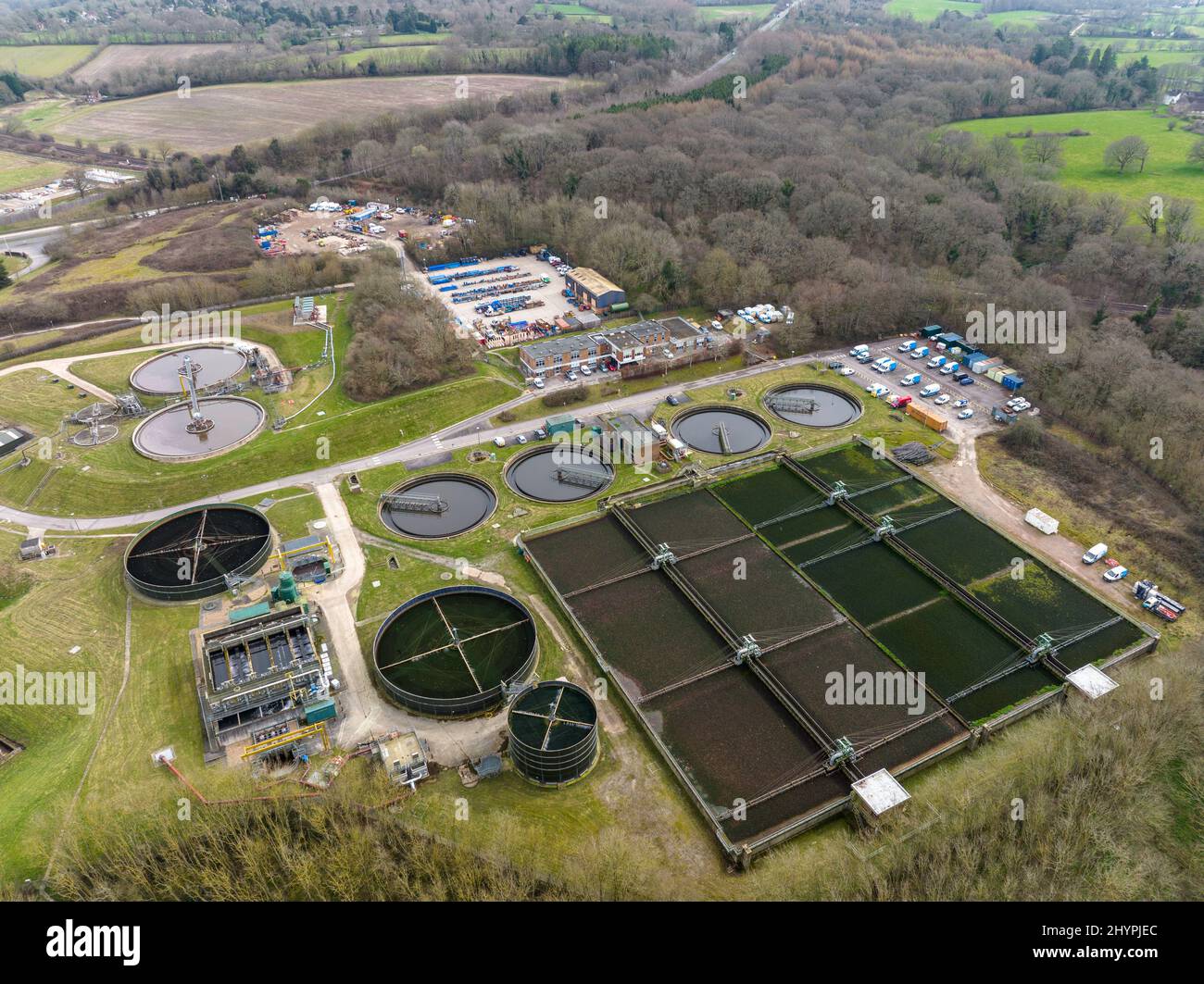 Klär- und Kläranlage (Btu Horsham Water Treatment Works) in Horsham West Sussex, Großbritannien, mit Siedlungstanks und Belüftungswegen. Stockfoto
