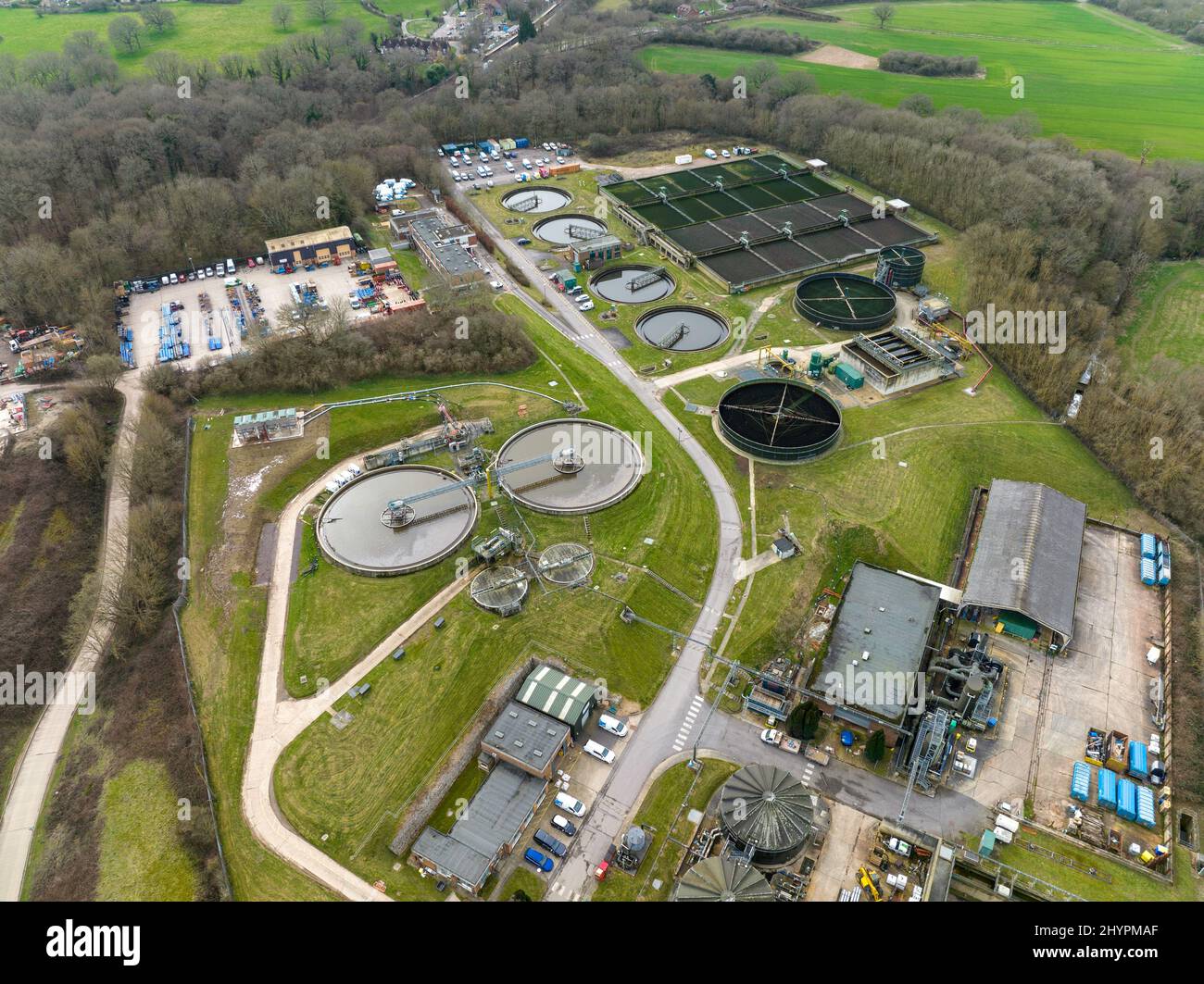 Klär- und Kläranlage (Btu Horsham Water Treatment Works) in Horsham West Sussex, Großbritannien, mit Siedlungstanks und Belüftungswegen. Stockfoto