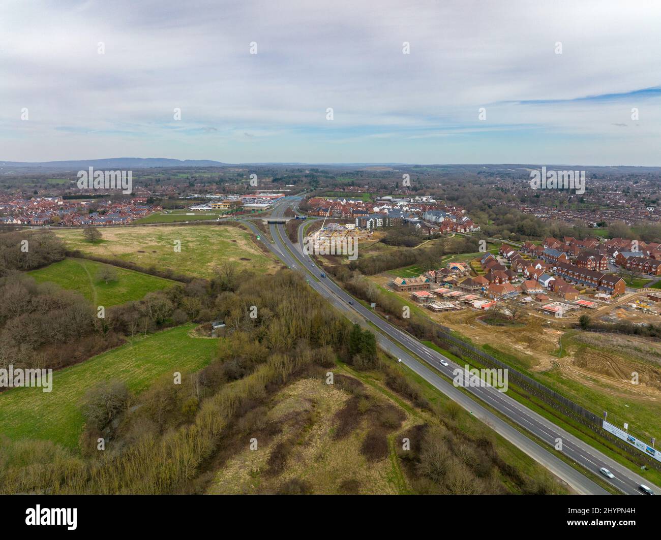 Luftaufnahme der zweispurigen Schnellstraße von A24 in Richtung Norden in Richtung Horsham West Sussex, mit neuer Wohnsiedlung im Bau. Stockfoto