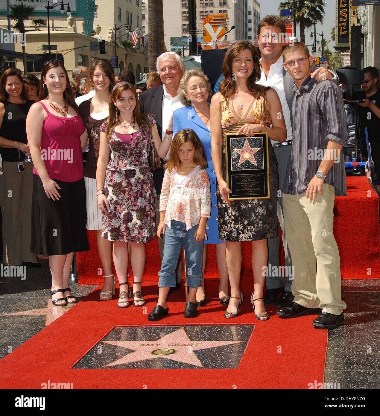 Amy Grant Hollywood Walk of Fame Star Ceremony, begleitet von Vince Gill, Sohn Matt, den Töchtern Corrina, Sara, Millie, Jenny und Eltern Dr. Burton Paine Grant & Ehefrau Gloria Bild: UK Press Stockfoto