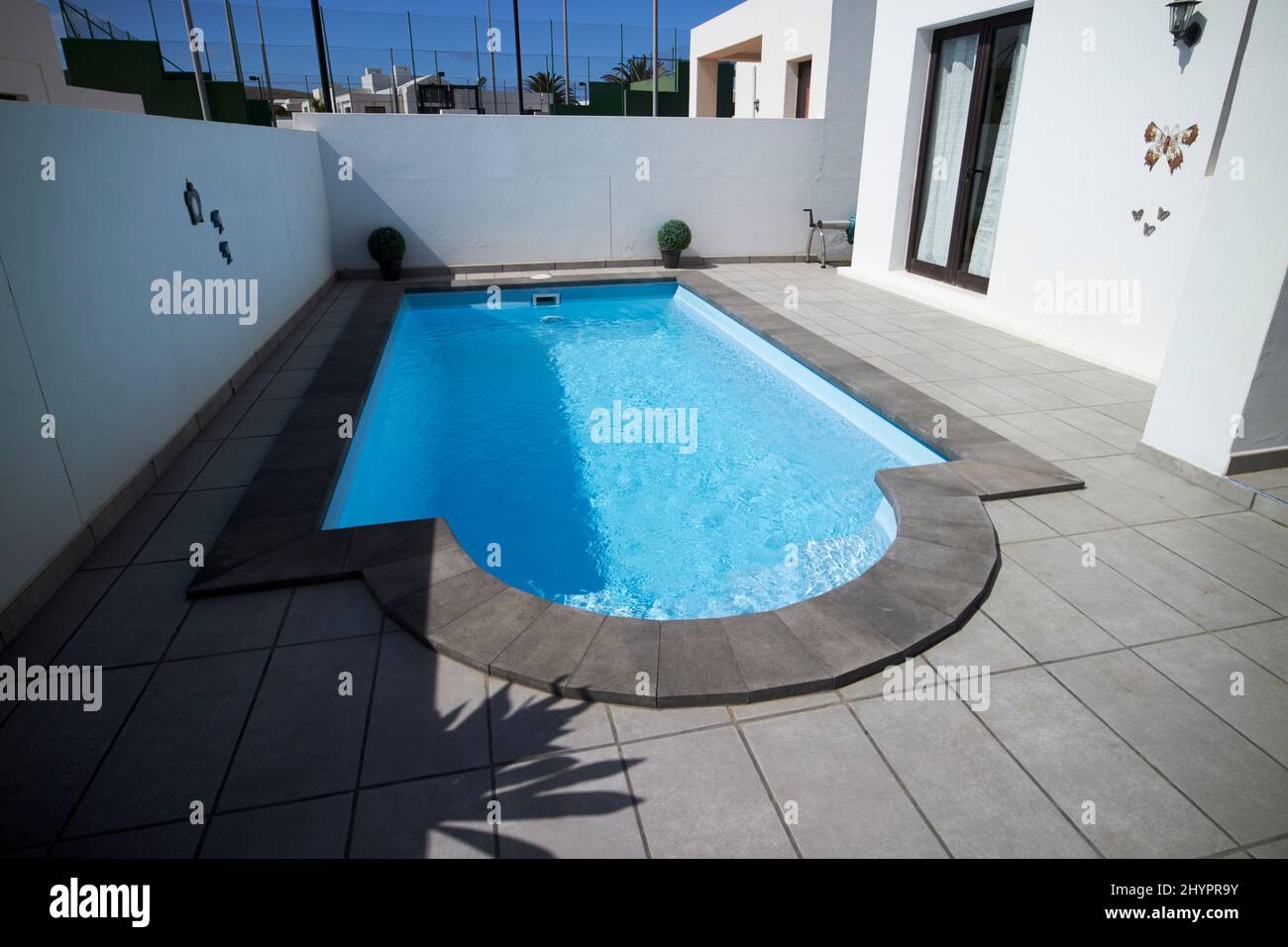 Kleiner privater Pool einer Villa in einer Wohnanlage playa blanca lanzarote, kanarische Inseln, spanien Stockfoto