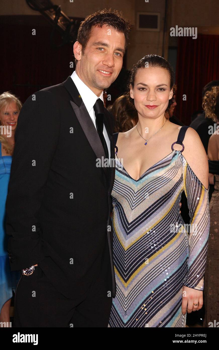 Clive Owen nimmt an den Annual Academy Awards 77. im Kodak Theatre, Hollywood, Teil. Bild: UK Press Stockfoto