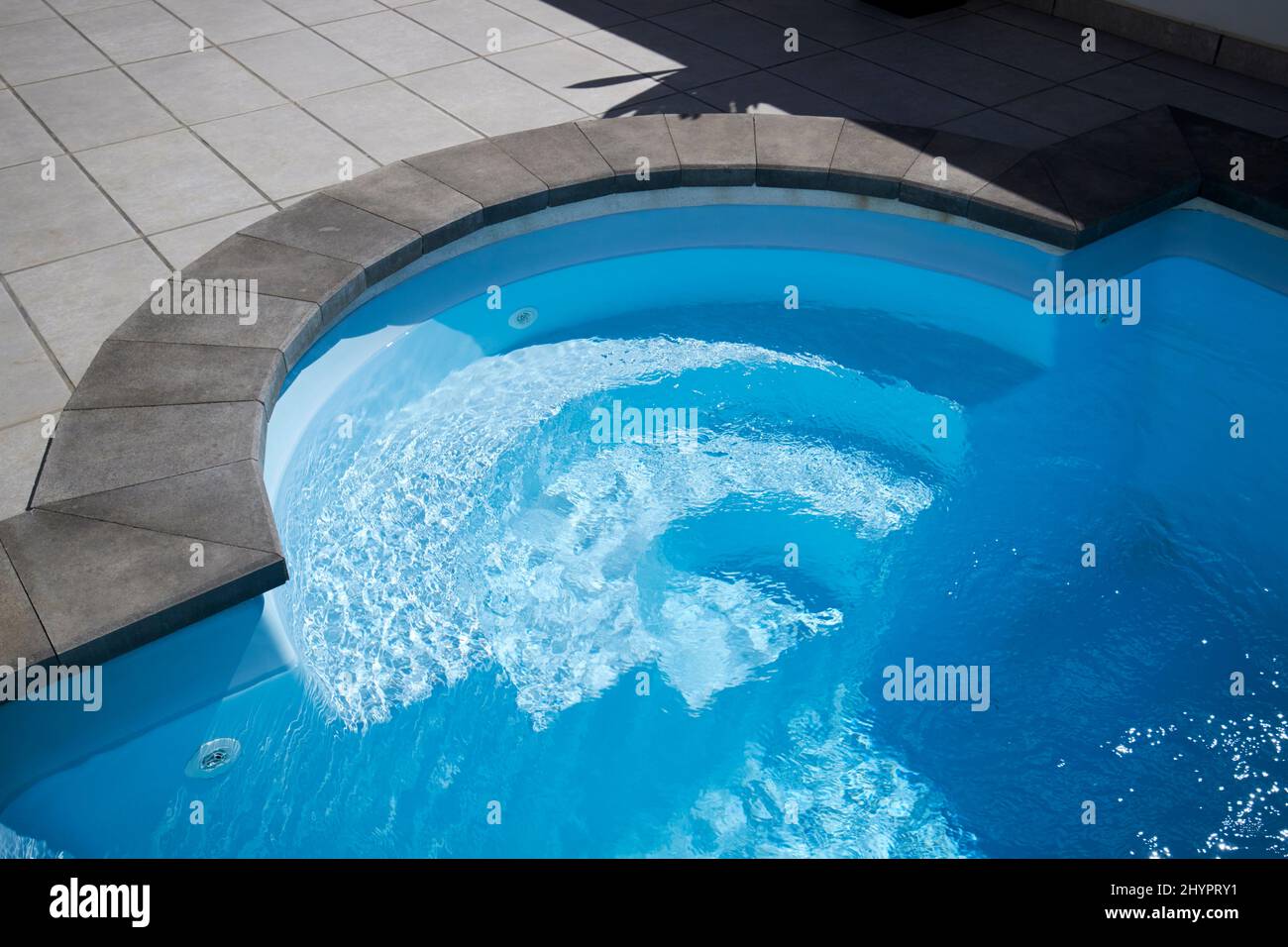 Stufen hinunter in den kleinen privaten Pool einer Villa in einer Wohnanlage playa blanca lanzarote, kanarische Inseln, spanien Stockfoto