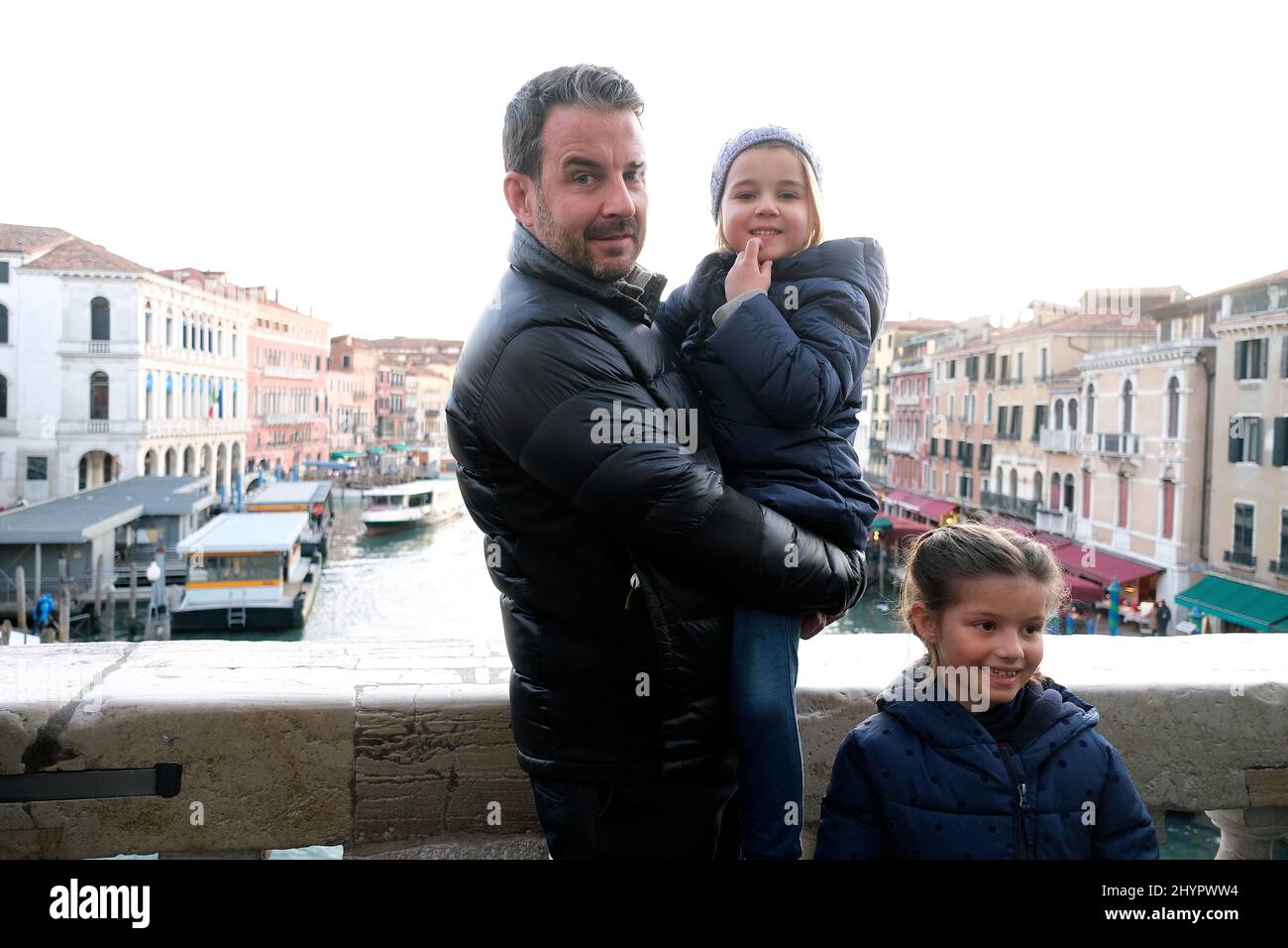Marco Zennaro, feiert seine Rückkehr mit Familie und Freunden am 12. März 2022 in Venedig, Italien, am Bahnhof von Venedig. Stockfoto