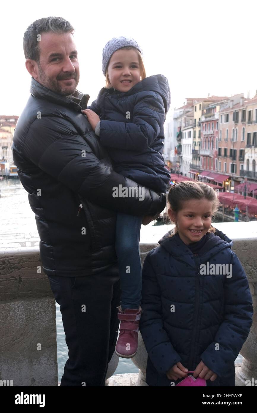 Marco Zennaro, feiert seine Rückkehr mit Familie und Freunden am 12. März 2022 in Venedig, Italien, am Bahnhof von Venedig. Stockfoto