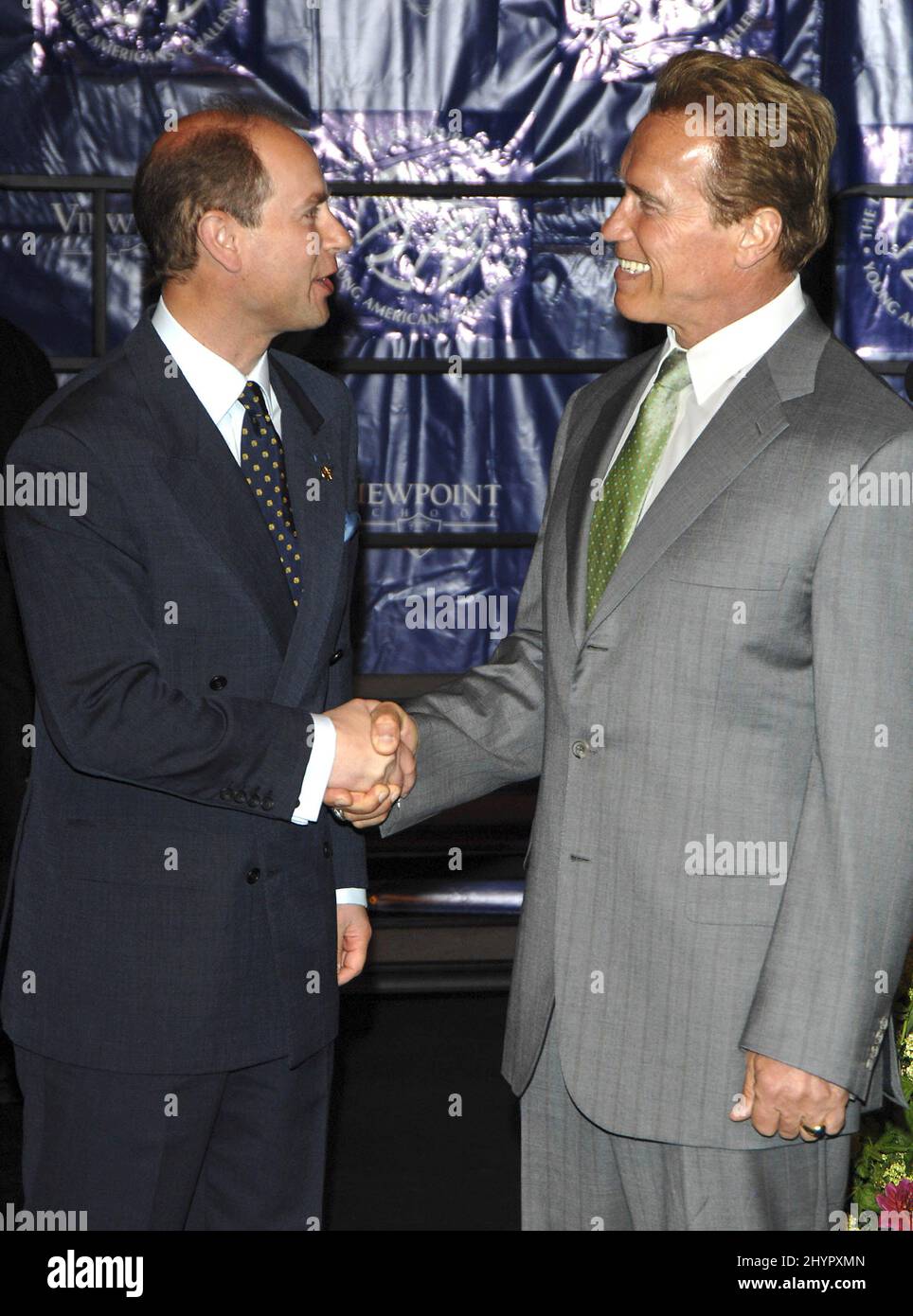 Der Earl of Wessex & Gouverneur Arnold Schwarzenegger vereinigen sich auf Award 75 Californian Students The Duke of Edinburgh Award in Kalifornien. Bild: UK Press Stockfoto