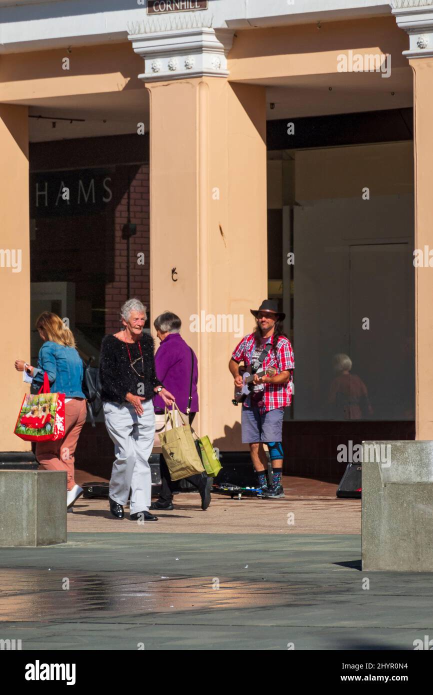 Ein warmer Herbsttag während Covid im Stadtzentrum von Ipswich, an dem ein Busfahrer auf dem Cornhillt Square, Suffolk, Großbritannien, auftritt Stockfoto