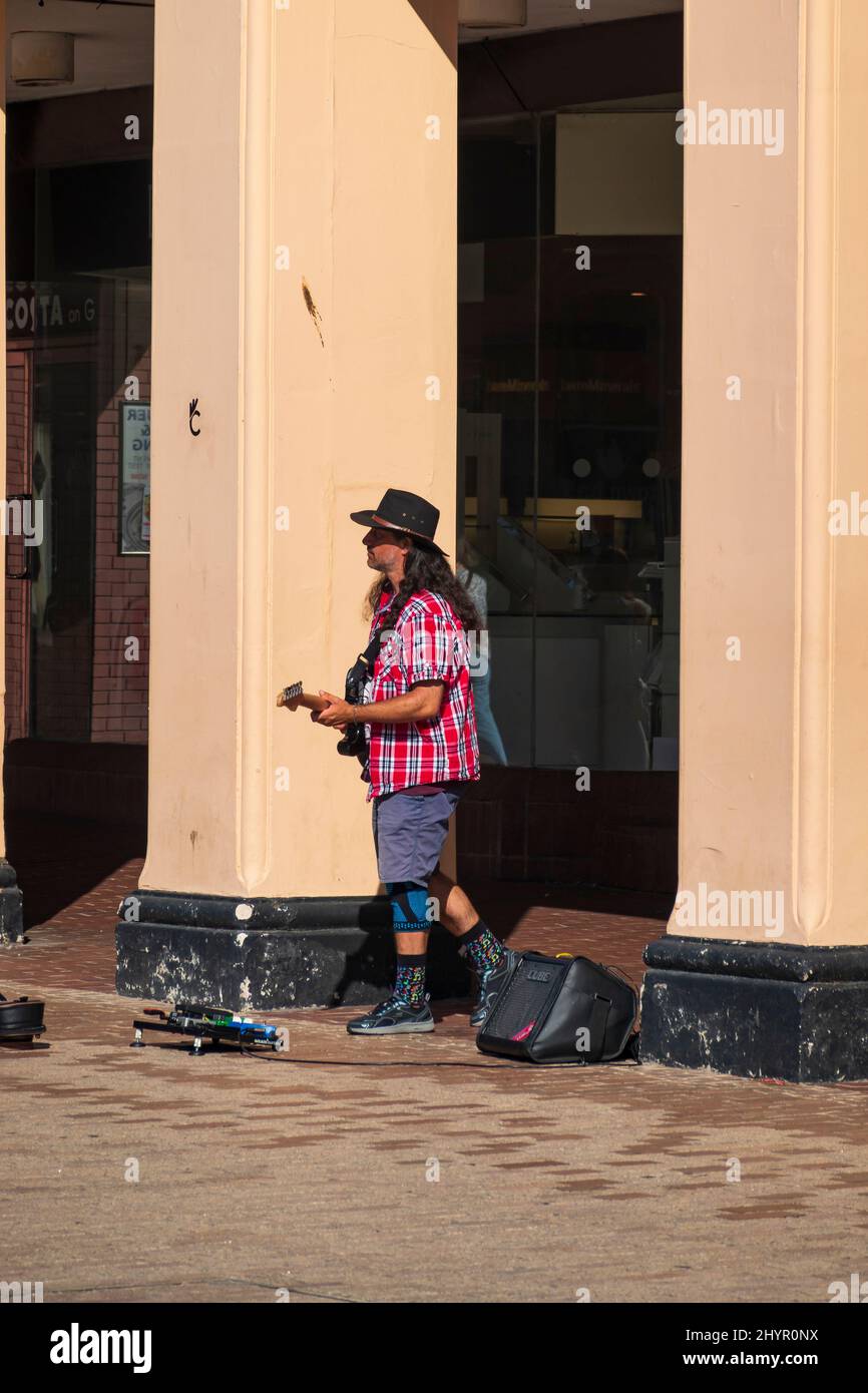 Ein warmer Herbsttag während Covid im Stadtzentrum von Ipswich, an dem ein Busfahrer auf dem Cornhillt Square, Suffolk, Großbritannien, auftritt Stockfoto