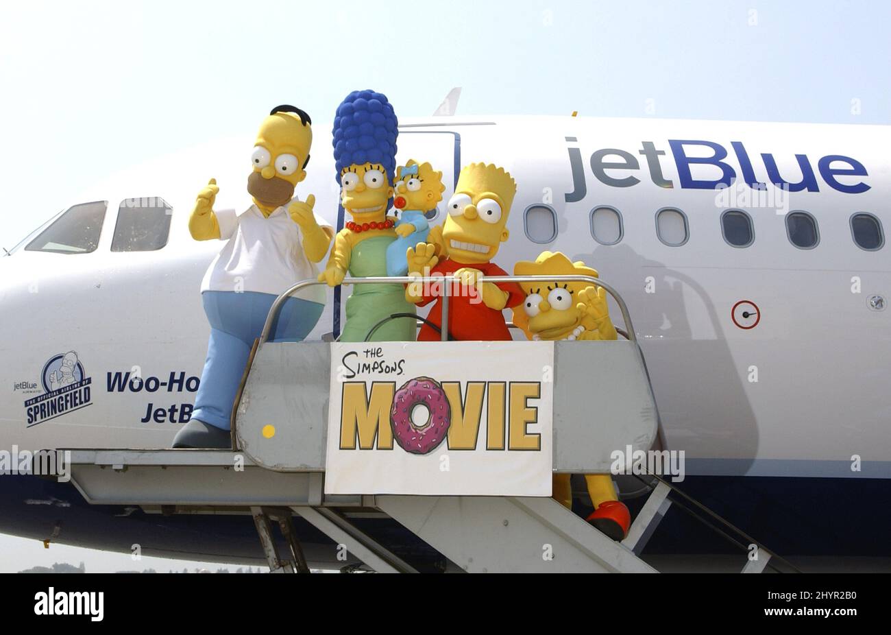 JetBlue Airways präsentiert das erste Spezialflugzeug der Welt zur „Simpsons Movie Release“-Veranstaltung bei Million Air Burbank in Kalifornien. Bild: UK Press Stockfoto