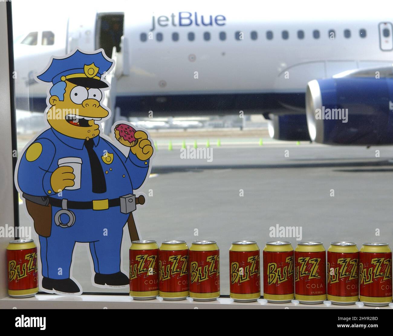 JetBlue Airways präsentiert das erste Spezialflugzeug der Welt zur „Simpsons Movie Release“-Veranstaltung bei Million Air Burbank in Kalifornien. Bild: UK Press Stockfoto