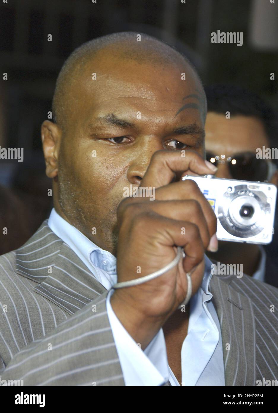 Mike Tyson nimmt an der Premiere „Resurrecting the CHAMP“ im Academy Theatre in Beverly Hills Teil. Bild: UK Press Stockfoto