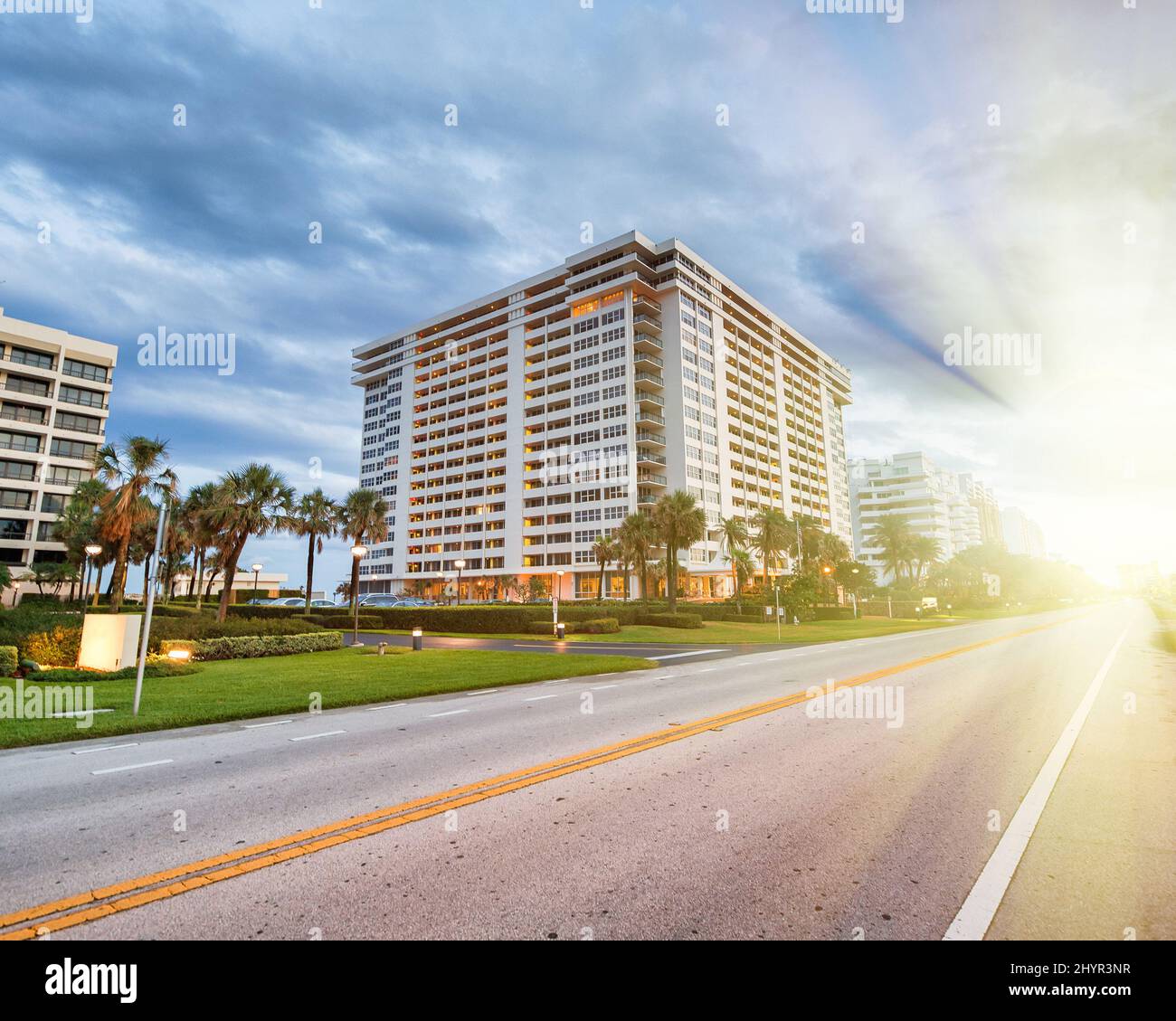 Sonnenuntergang in Boca Raton, Florida. Straße, Bäume und Gebäude. Stockfoto