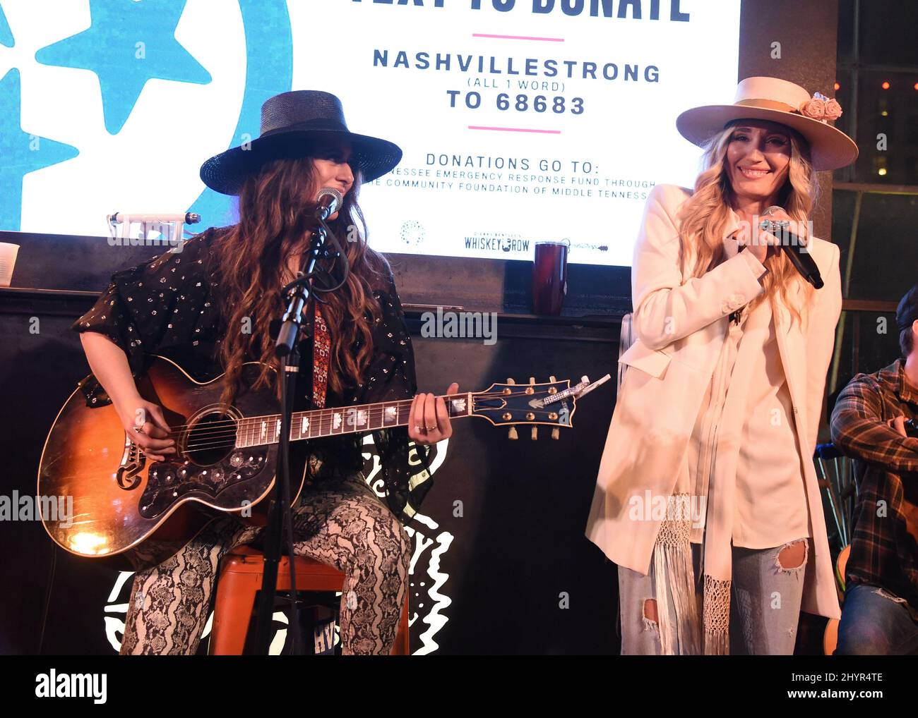Alyssa Bonagura und Ruby Stewart von The Sisterhood auf der Bühne beim Whiskey Row Tornado Relief Concert, veranstaltet von Mitchell Tenpenny & Friends, in der Whiskey Row von Dierks Bentley in Nashville, TN. Am 9. März 2020 Stockfoto
