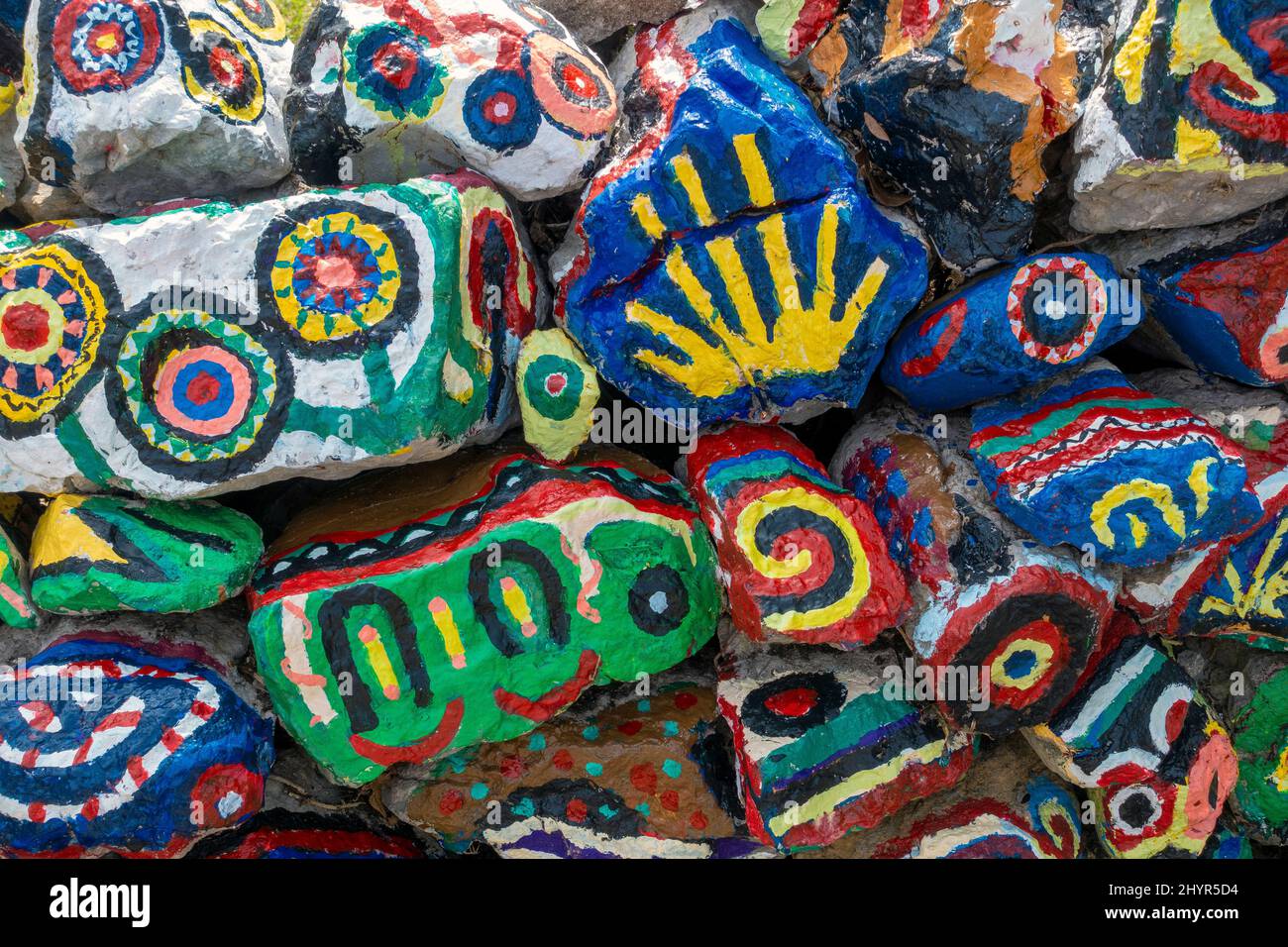 Dekorative handbemalte Steine auf dem Camino de Santiago in Spanien Stockfoto