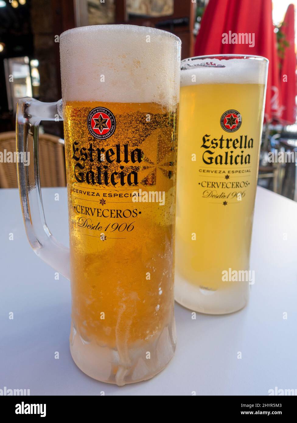 Gefrostete Estrella Galicia Gläser voller Bier Stockfoto
