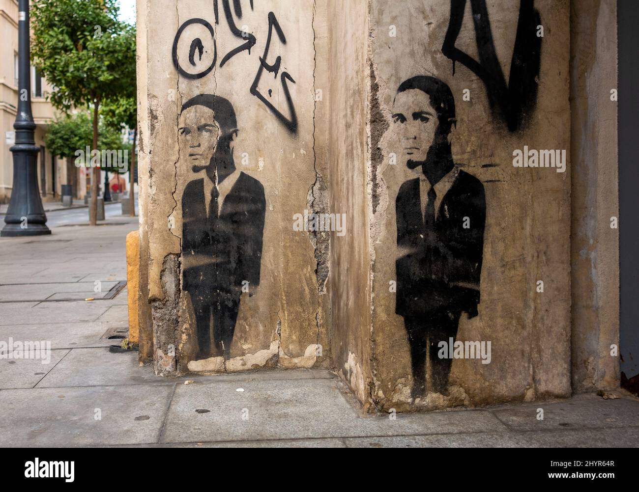 Stencil-Graffiti von Mann in Anzug auf den Straßen von Vitoria in Spanien Stockfoto