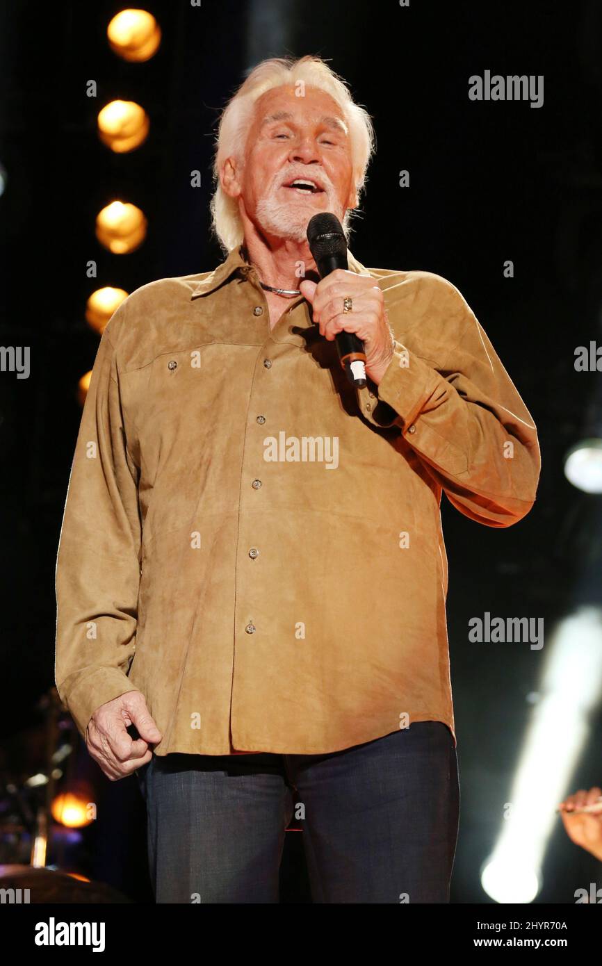 DATEI FOTO: Country-Musik-Superstar Kenny Rogers starb an natürlichen Ursachen zu Hause in Georgien von Familie im Alter von 81 Jahren umgeben. 6. Juni 2013 Nashville, TN Kenny Rogers 2013 CMA Music Festival nächtliche Konzerte im LP Field Stockfoto