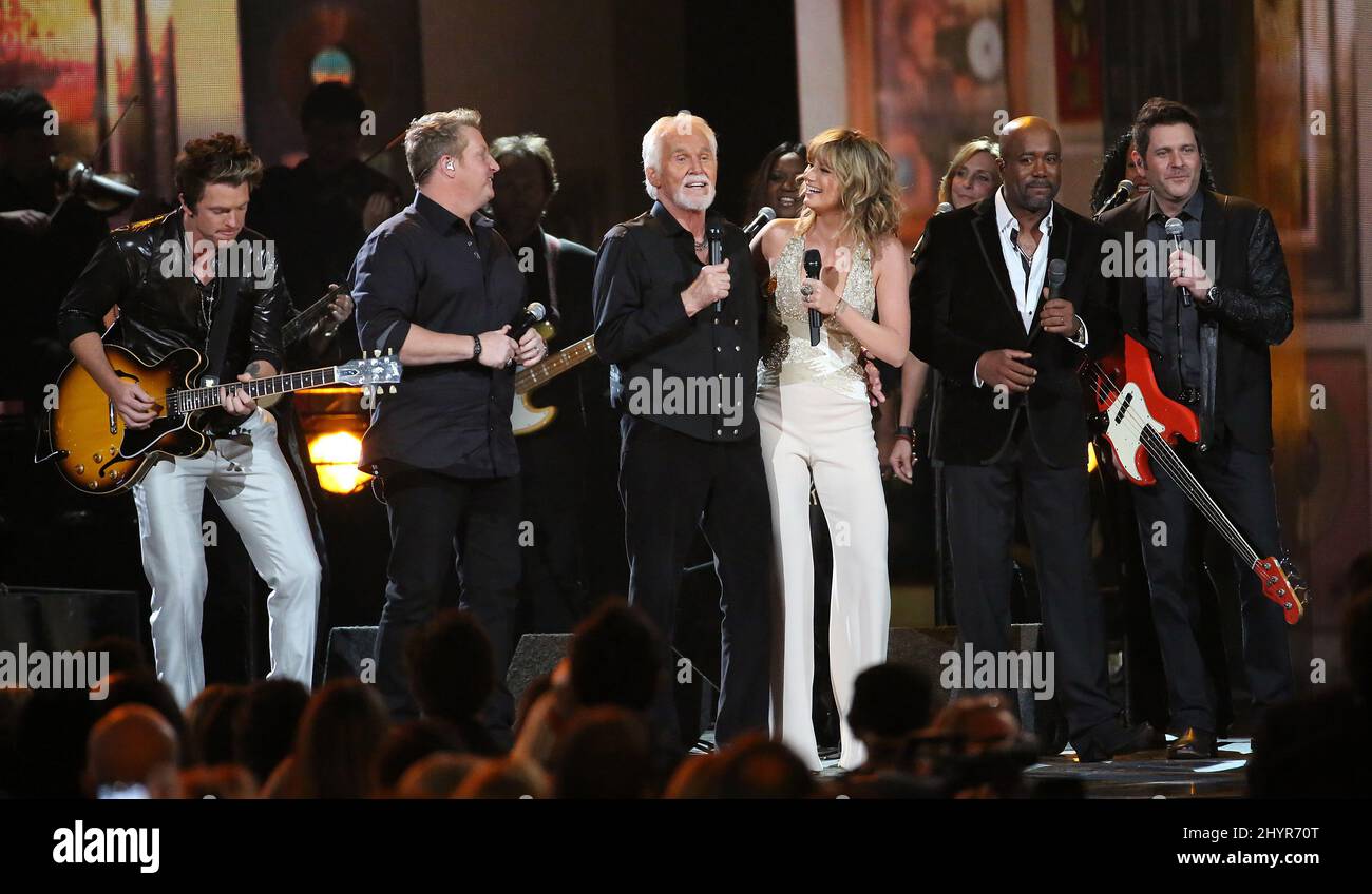 DATEI FOTO: Country-Musik-Superstar Kenny Rogers starb an natürlichen Ursachen zu Hause in Georgien von Familie im Alter von 81 Jahren umgeben. 6. November 2013 Nashville, Tn. Rascal Flatts und Kenny Rogers sowie Jennifer Nettles und Darius Rucker 47. Annual Country Music Association Awards in der Bridgestone Arena Stockfoto