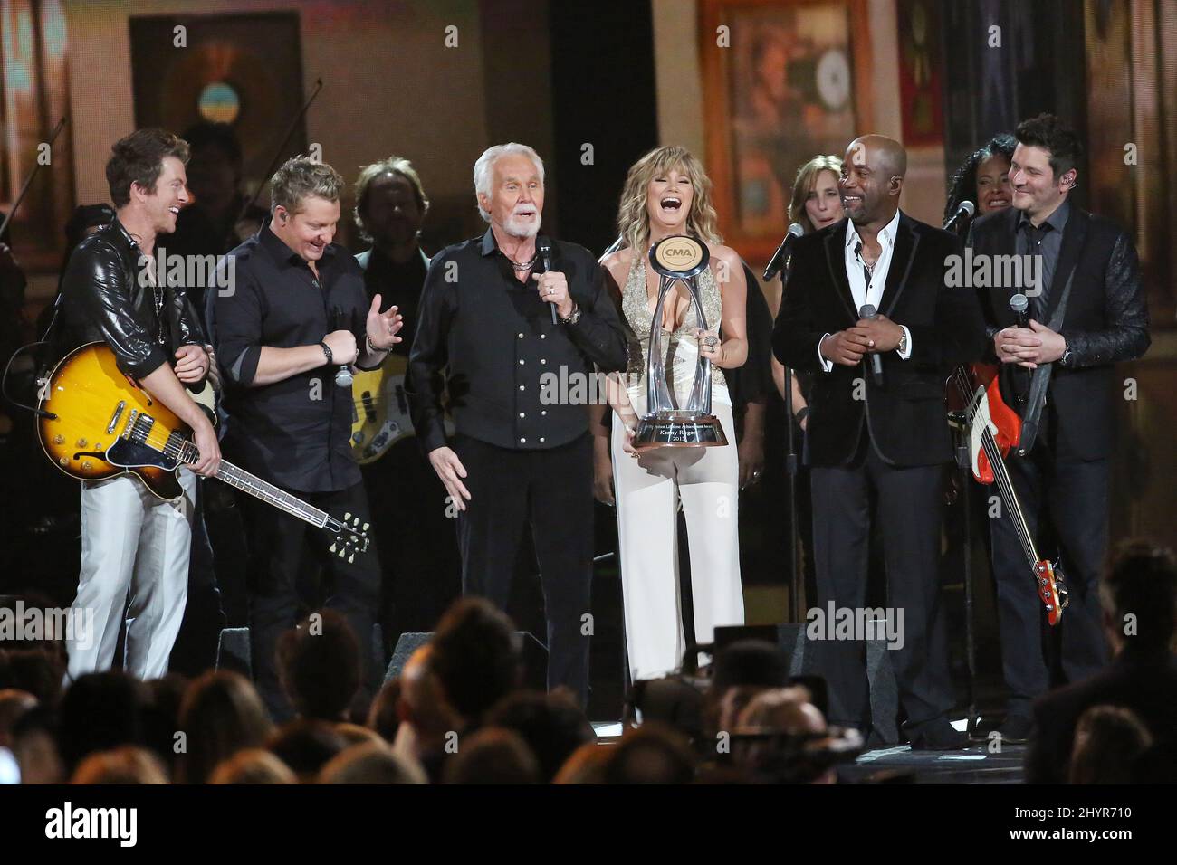 DATEI FOTO: Country-Musik-Superstar Kenny Rogers starb an natürlichen Ursachen zu Hause in Georgien von Familie im Alter von 81 Jahren umgeben. 6. November 2013 Nashville, Tn. Rascal Flatts und Kenny Rogers sowie Jennifer Nettles und Darius Rucker 47. Annual Country Music Association Awards in der Bridgestone Arena Stockfoto